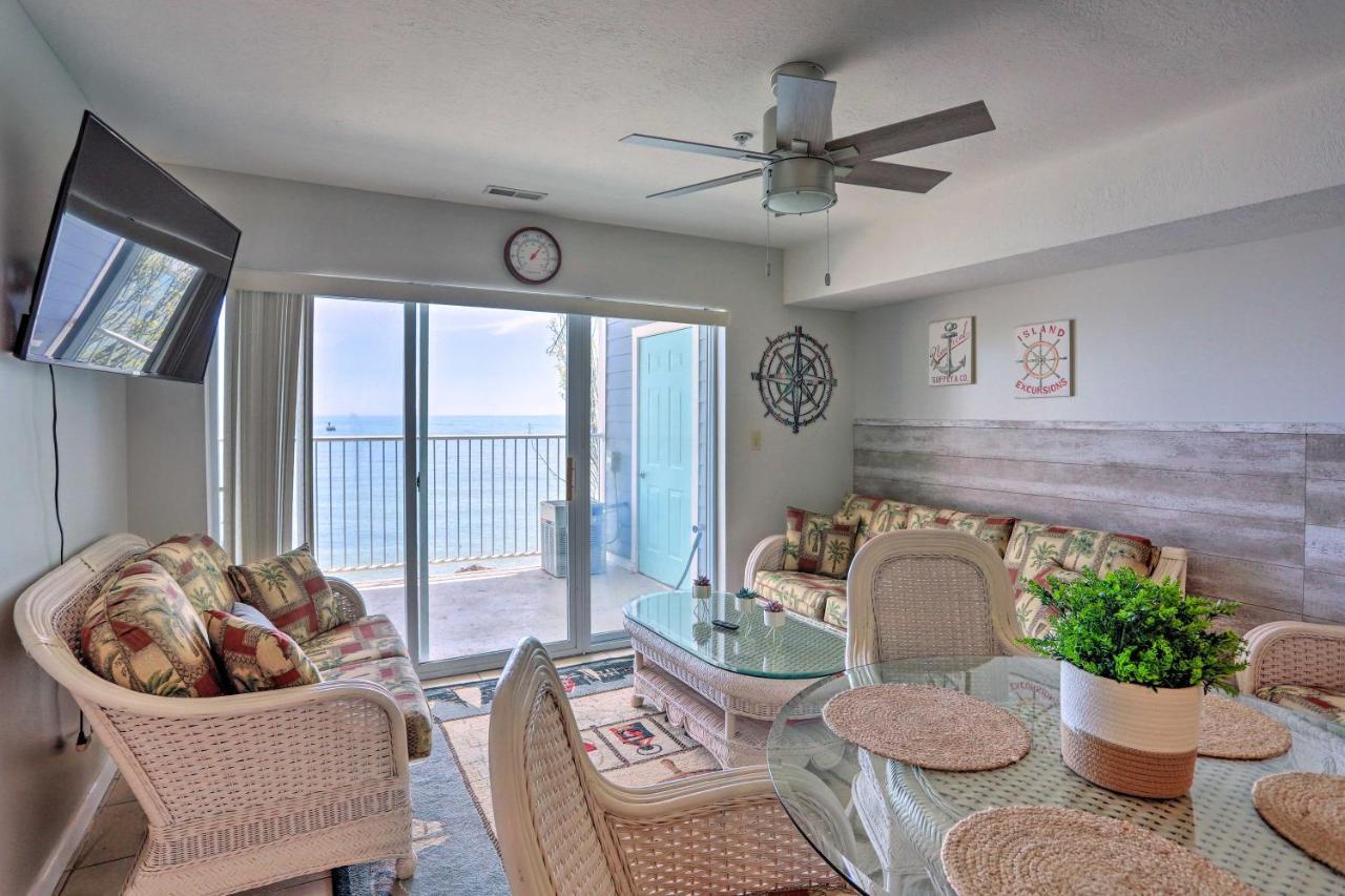 Cozy Lakefront Middle Bass Retreat With Balcony พุทอินเบย์ ภายนอก รูปภาพ
