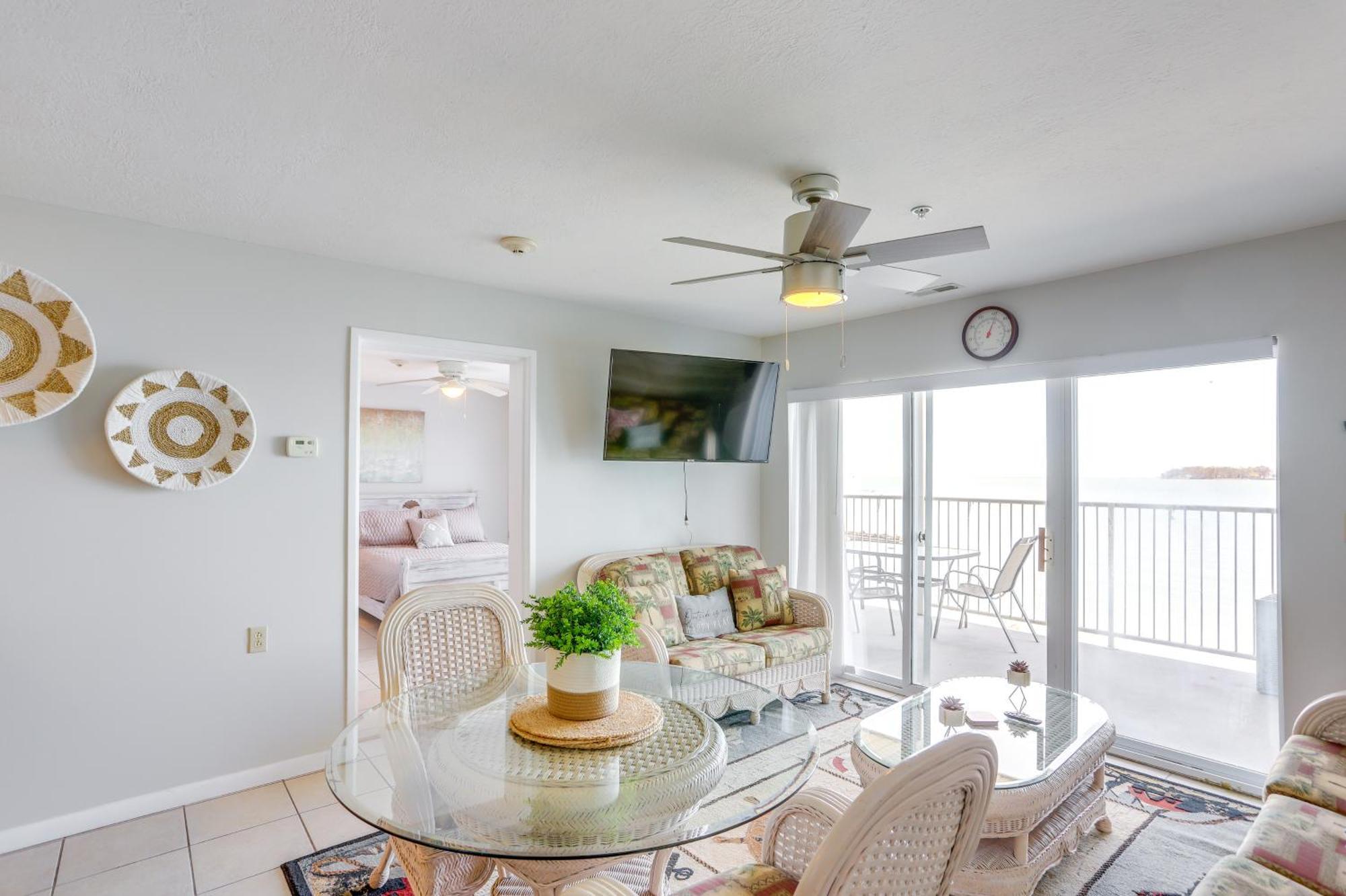 Cozy Lakefront Middle Bass Retreat With Balcony พุทอินเบย์ ภายนอก รูปภาพ